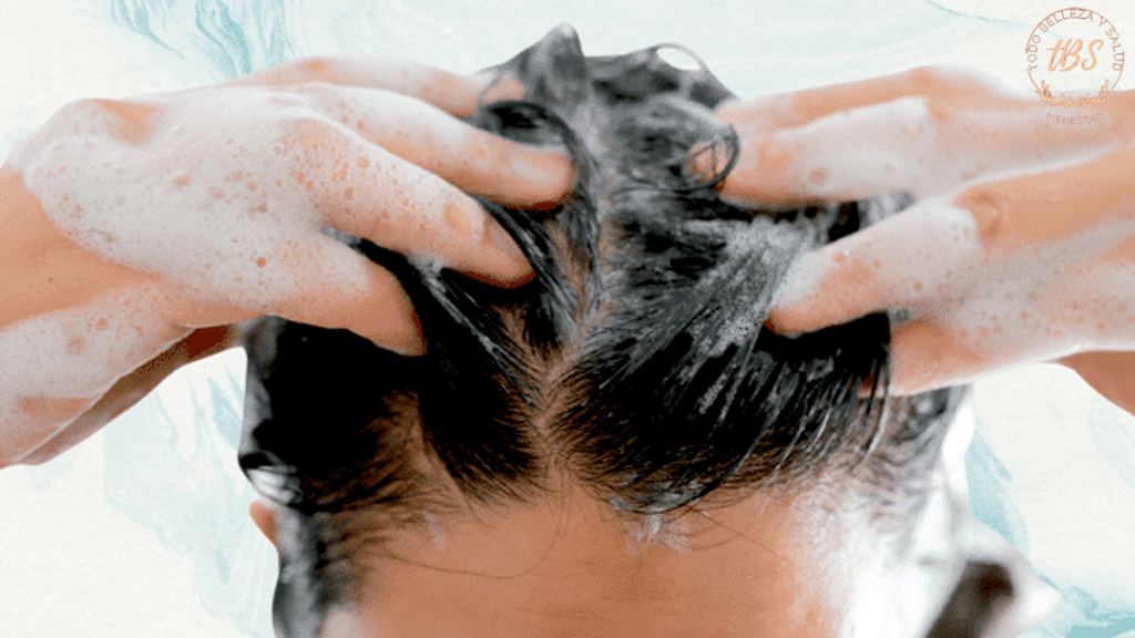 Cómo limpiar adecuadamente un cabello graso